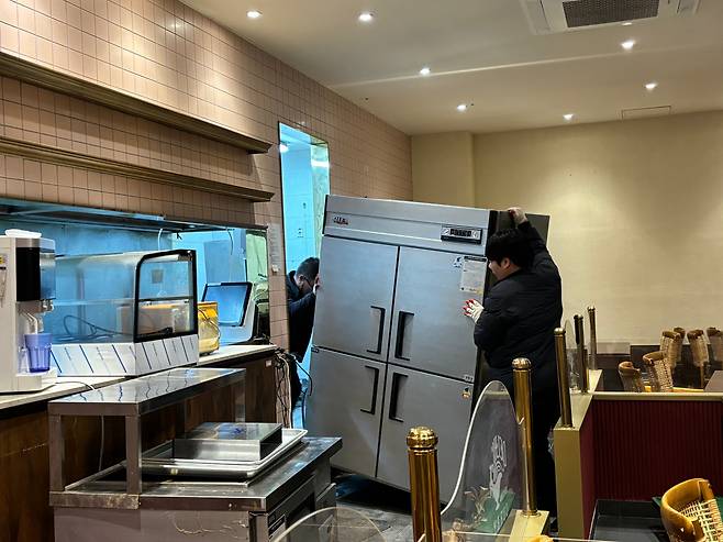 지난 7일 서울 성동구 카레집 철거 현장. 김성만(왼쪽)씨와 안모(오른쪽)씨가 주방에서 폐가구를 빼내고 있다. /최하연 기자