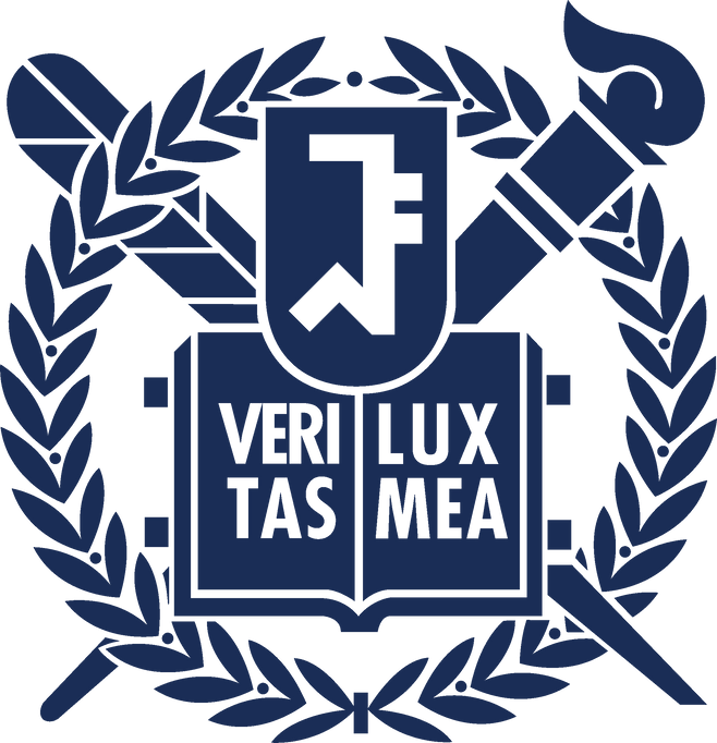 서울대 정장. 월계관에 펜과 횃불을 놓고, 그 위에 책과 교문 심벌을 배치한 짙은 파란색의 문장(紋章)이다. /서울대
