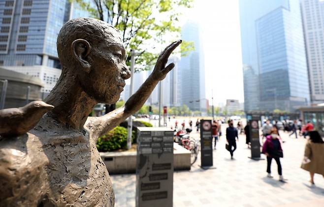 서울 용산역 광장에 있는 강제징용 노동자상. 뉴스1