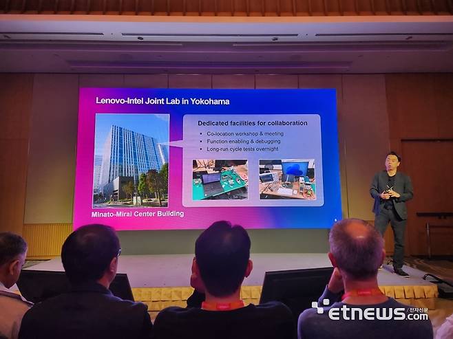 야스미치 츠카모토 레노버 부사장이 아우라 에디션을 위해 인텔과 협력해 연구소를 운영했다고 설명하고 있다. (사진=김신영 기자)