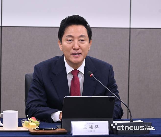 서울시 표준QR 국내결제사 개방 업무협약식이 26일 서울시청에서 열렸다. 오세훈 서울시장이 인사말을 하고 있다. 박지호기자 jihopress@etnews.com