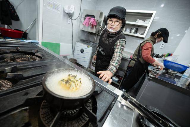 지난 21일 점심시간을 앞두고 서울 성북구 할매정국밥집에서 황춘옥(왼쪽)씨와 양동순씨가 부지런히 음식을 준비하고 있다. 이한호 기자