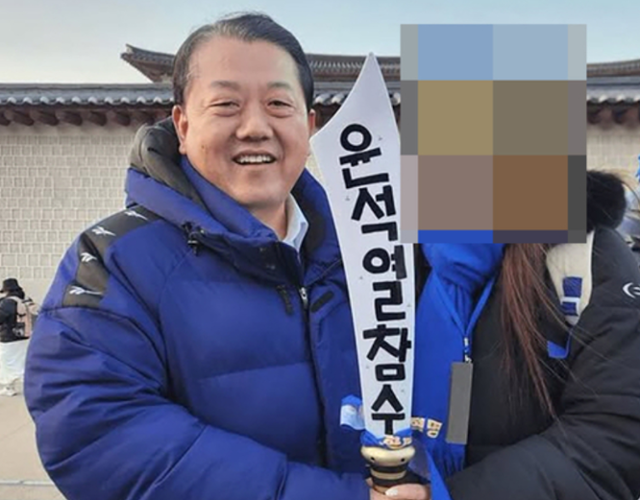 김병주 민주당 최고위원은 22일 '윤석열 파면 촉구 범국민대회'에 참석했다가 '윤석열 참수' 문구가 적힌 모형 칼을 들고 시민과 사진을 찍었다. 박민영 국민의힘 대변인 페이스북 캡처