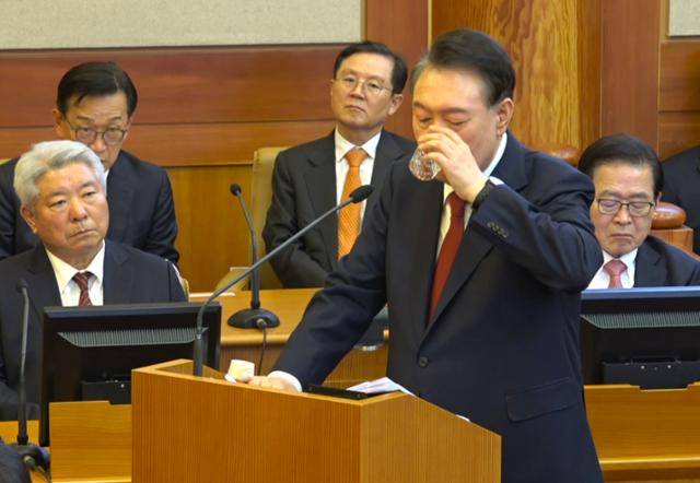 윤석열 대통령이 25일 서울 종로구 헌법재판소에서 열린 윤 대통령 탄핵심판 11차 변론에서 최종 의견 진술 중 물을 마시고 있다. 헌법재판소 제공