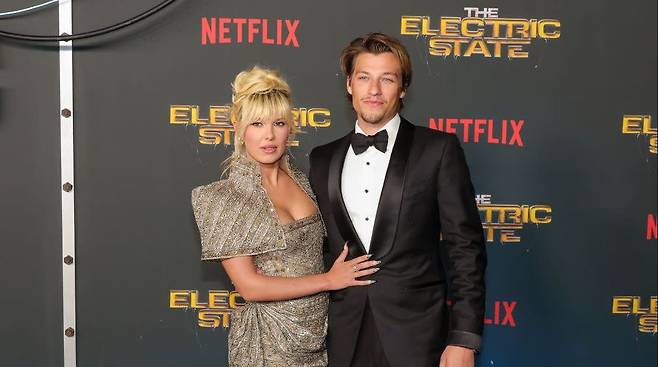 대표 MZ 배우 밀리 바비 브라운(21)이 성숙한 모습으로 나타나 팬들을 당황하게 했다. 남편 제이크 본 조비와 함께 시사회 레드카펫에 선 브라운 모습./사진=Yahoo