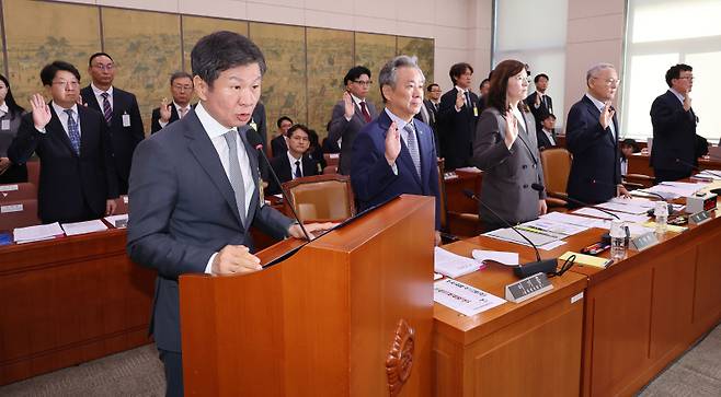 <yonhap photo-2620=""> 증인선서 하는 정몽규 대한축구협회장 (서울=연합뉴스) 신준희 기자 = 정몽규 대한축구협회장이 24일 서울 여의도 국회에서 열린 문화체육관광위원회의 대한축구협회 등에 대한 현안질의에서 증인선서를 하고 있다. 2024.9.24 [공동취재] hama@yna.co.kr/2024-09-24 10:36:01/ <저작권자 ⓒ 1980-2024 ㈜연합뉴스. 무단 전재 재배포 금지, AI 학습 및 활용 금지></yonhap>