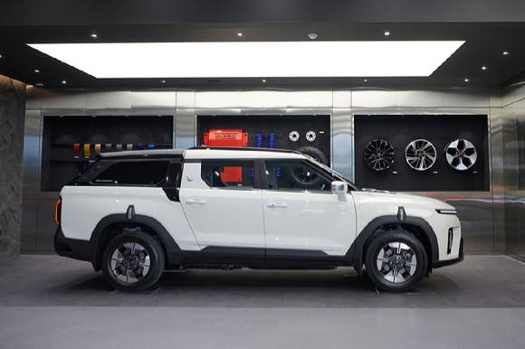 'KGM 익스피리언스 센터 강남'에 마련된 '무쏘 EV' 특별 전시공간. [사진=KG모빌리티]