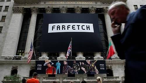 뉴욕증권거래소 상장 당시 건물 외관에 부착된 파페치 로고. [사진=연합뉴스]