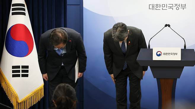 이주호(오른쪽) 부총리 겸 교육부 장관과 조규홍 보건복지부 장관이 지난달 10일 서울 종로구 정부서울청사에서 의료계와 의학교육계에 드리는 말씀 중 고개 숙여 사과하고 있다. 뉴스1