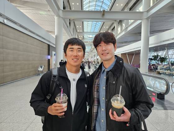 지난 25일 일본 미야자키 출국길에서 만난 김재호(오른쪽)가 과거 두산에서 오랫동안 동고동락한 KT 허경민과 포즈를 취하고 있다. 인천=고봉준 기자