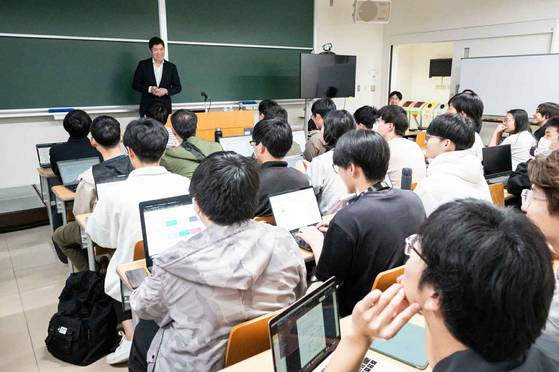 지난해 4월 규슈대 대학원에서 TSMC가 일본에 세운 JASM 기술자가 TSMC의 반도체 기술에 대해 강의를 하고 있다. 사진 규슈대