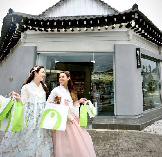 외국인 고객들이 경주황남점 매장을 지나고 있는 모습. 사진 CJ올리브영