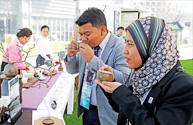 24일 경북 경주 화백컨벤션센터(HICO)에서 열린 ‘2025년 아시아태평양경제협력체(APEC) 제1차 고위관리회의(SOM)’에 참가한 말레이시아 관계자가 황차를 마시는 체험을 하고 있다.  /연합뉴스