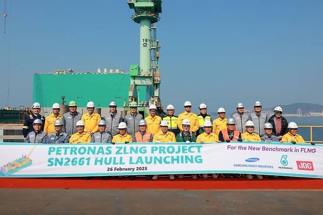 삼성중공업과 말레이시아 페트로나스, 일본  JGC 관계자들이 2월 26일 열린 'PFLNG TIGA' 진수식에서 기념 촬영을 하고 있다. 사진=삼성중공업