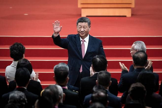 시진핑 중국 국가주석이 지난해 12월 20일 마카오 반환 25주년 행사에 참석해 손을 흔들고 있다./EPA 연합뉴스