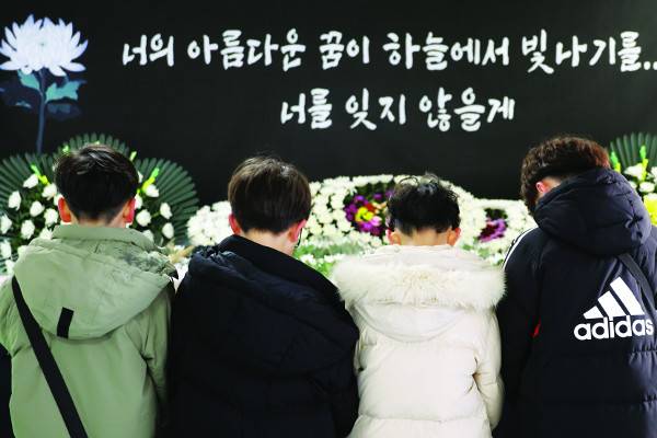 초등학생들이 지난 13일 고(故) 김하늘양의 합동분향소가 차려진 대전 서구 한 초등학교에서 김양을 추모하고 있다. 김양 사건을 두고 이른바 ‘폭탄 교사’ 문제에 적극적으로 대응하지 못한 학교와 교육 당국의 책임이 크다는 비판이 쏟아졌다. 연합뉴스