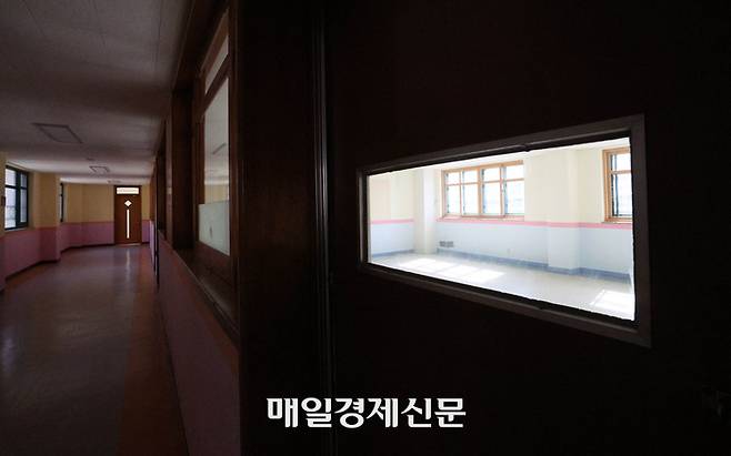 저출생으로 인한 학령 인구 감소로 올해 문을 닫는 초·중·고교가 전국에 49곳인 것으로 집계된 가운데 오전 올해 3월 1일자로 폐교를 앞둔 경기 안산시 상록구 경수초등학교가 비어있다.

폐교를 앞둔 전국 49곳 중 경기지역 학교는 성남 청솔중학교를 비롯해 여주 북내초등학교 운암분교, 화성 장명초등학교 장일분교, 안산 대남초등학교 풍도분교, 안산 경수초등학교, 포천 중리초등학교 등 6개교다. 2025.2.26[이충우기자]