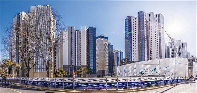 올해 입주를 앞둔 서울·수도권 정비사업장들이 건설사와 공사비 분쟁을 겪고 있다. 사진은 서울 서초구 신반포4지구를 재건축하는 메이플자이 공사 현장. (윤관식 기자)