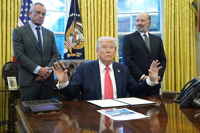 도널드 트럼프 미국 대통령이 25일(현지시간) 미 백악관 집무실에서 취재진 질문에 답하고 있다. [EPA]