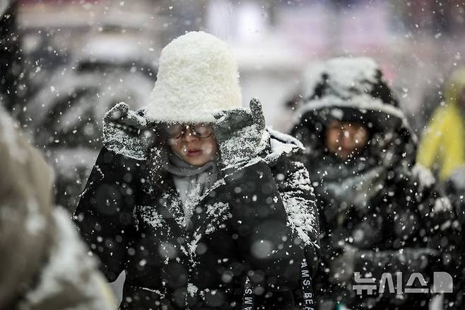 [서울=뉴시스] 정병혁 기자 = 6일 서울 중구 명동에 많은 눈이 내리고 있다. 2025.02.06. jhope@newsis.com