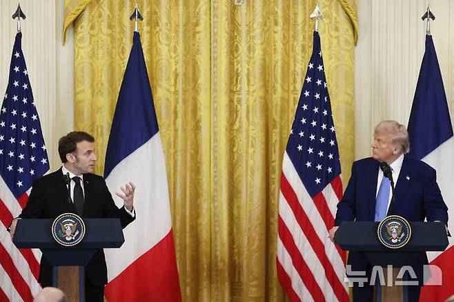 [워싱턴=AP/뉴시스] 도널드 트럼프(오른쪽) 미국 대통령과 에마뉘엘 마크롱 프랑스 대통령이 24일(현지 시간) 미국 백악관 이스트룸에서 공동 기자회견하고 있다. 트럼프 대통령은 마크롱 대통령과 회담에서 러-우크라이나 전쟁을 수주일 안에 종식할 수 있다고 밝혔다. 2025.02.25.