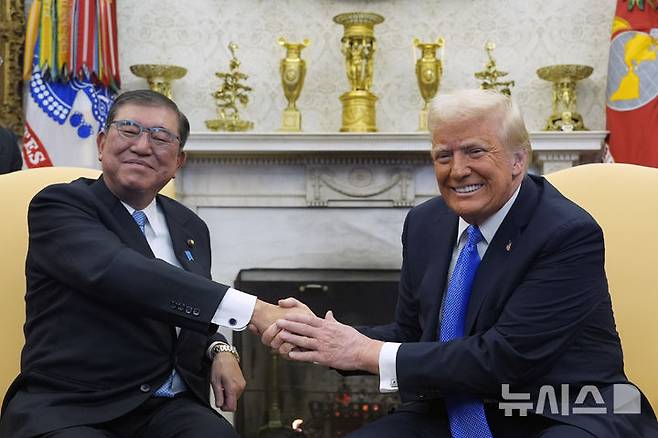 [워싱턴=AP/뉴시스] 사진은 이시바 시게루(왼쪽) 일본 총리와 도널드 트럼프 미국 대통령이 지난 7일(현지 시간) 백악관 집무실에서 회담하면서 악수하고 있는 모습. 2025.02.08.