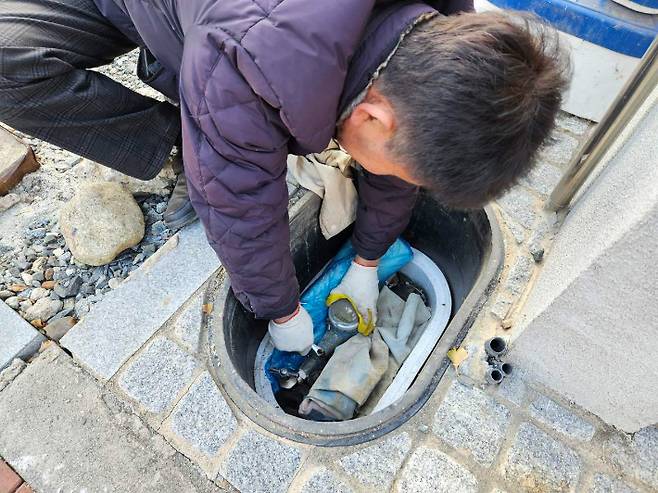 경주시 관계자가 내구연한이 경과 된 노후 계량기를 교체하고 있다. 경주시 제공