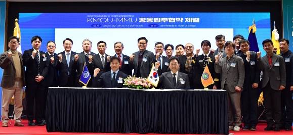 국립한국해양대학교와 국립목포해양대학교 관계자들이 대학 통합을 위한 업무협약을 체결한 후 기념사진을 찍고 있다.