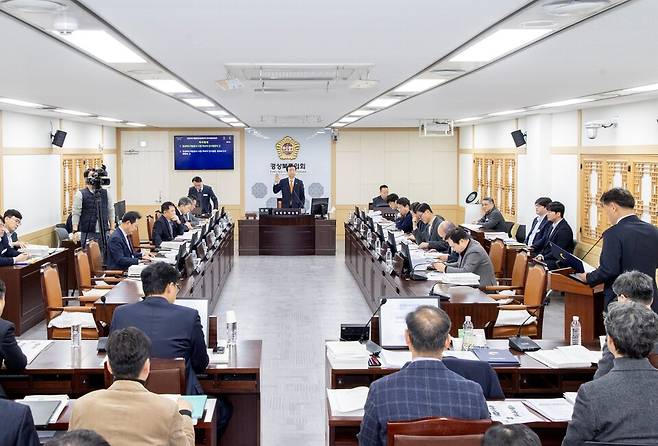 경북도의회 이재혁 경북개발공사 사장 후보자에 대한 인사청문회를 실시하고 있다. ⓒ경북도의회