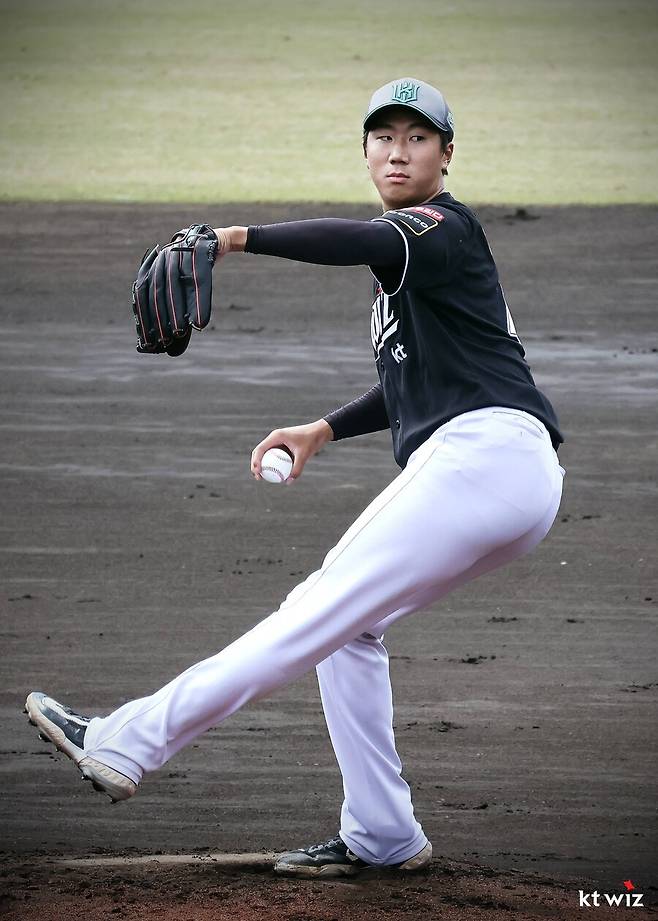 ▲ 올해 신인으로 선발 가능성을 테스트받고 있는 김동현은 한화 타선을 상대로 3이닝 무실점을 기록하며 가능성을 밝혔다 ⓒ한화이글스