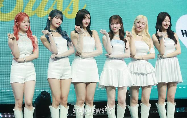 걸그룹 위클리(Weeekly)가 9일 서울 마포구 서교동 메세나폴리스 신한카드 SOL 페이 스퀘어 라이브홀에서 진행된 미니 6집 '블리스(Bliss)' 쇼케이스에서 포즈를 취하고 있다.  타이틀곡 '라이츠 온(LIGHTS ON)'은 여름의 열정과 시원한 에너지를 위클리만의 맑고 건강한 매력으로 풀어낸 노래다. /2024.07.09 /사진=이동훈