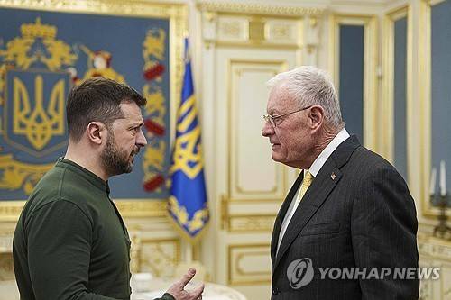 볼로디미르 젤렌스키 대통령과 키스 켈로그 미국 러시아-우크라이나 특사 [AP 연합뉴스 자료 사진. 재판매 및 DB 금지]