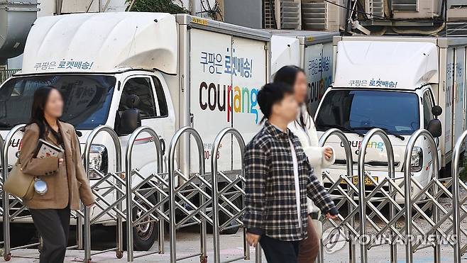 쿠팡, 3분기 영업이익 29% 늘어…매출 10조6천억원 최대 (서울=연합뉴스) 류영석 기자 = 6일 미국 뉴욕증시 상장사로 쿠팡 모기업인 쿠팡Inc는 올해 3분기 영업이익이 1천481억원(1억900만달러·분기 평균환율 1359.02원 기준)으로 집계됐다고 공시했다. 매출은 10조6천900억원(78억6천600만달러)으로 작년 동기(8조1천28억원)보다 32% 증가해 역대 분기 최대다.
    사진은 이날 서울 시내의 한 주차장에 세워진 쿠팡 배송차량들 모습. 2024.11.6 ondol@yna.co.kr