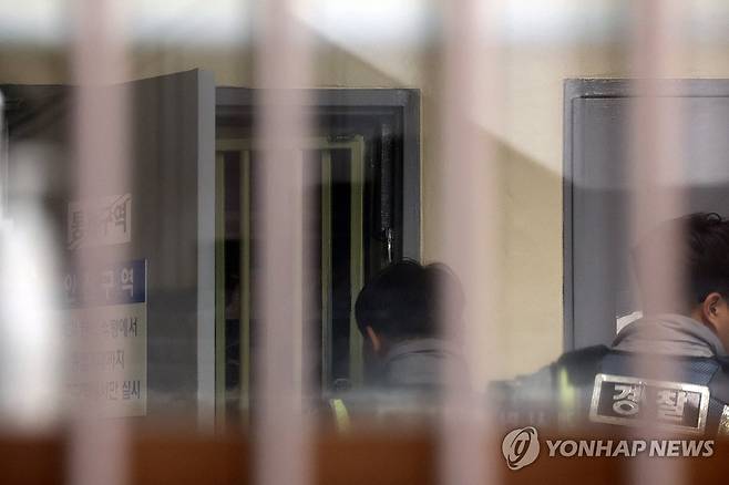 총기고 살피는 경찰들 (광주=연합뉴스) 김혜인 기자 = 한밤중 거리에서 경찰관을 공격해 상처를 입힌 흉기 난동범이 경찰관이 쏜 실탄에 맞아 사망한 사건이 발생한 26일 광주 동부경찰서 금남지구대에서 경찰관들이 총기고를 살피고 있다.  2025.2.26 in@yna.co.kr