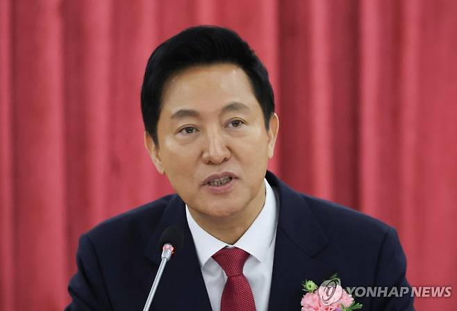 발언하는 오세훈 서울시장 (김포=연합뉴스) 이진욱 기자 = 오세훈 서울시장이 25일 김포시청에서 '서울런 x 김포런' 업무협약식에서 발언하고 있다. 2025.2.25 cityboy@yna.co.kr
