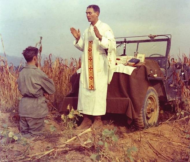 카폰 신부가 한국전쟁 당시인 1950년 10월7일 미사를 집전하는 모습 [OSV뉴스 캡처. 재판매 및 DB 금지]