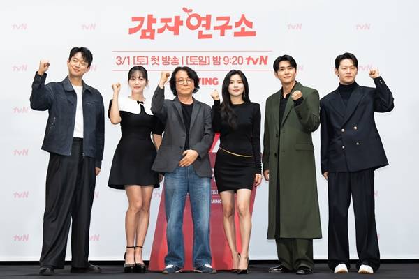 tvN 토일드라마 '감자연구소' 제작발표회에 참석한 신현승(사진 맨 왼쪽부터 오른쪽으로), 김가은 강일수 감독, 이선빈, 강태오, 이학주./사진=tvN