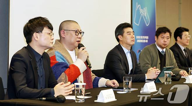 최재우 F&F 엔터테인먼트 대표가 27일 오전 서울 서초구 JW메리어트호텔에서 열린 '음악산업의 공정한 권리 보호를 위한 음반제작사 기자회견'에서 발언을 하고 있다. 대중음악 5개 단체는 이날 뉴진스의 사례를 들어 전속계약이 유지된 상태에서 벌어지는 분쟁이 K-팝 산업의 안정성을 흔드는 요소로 작용하고 있다며 무분별한 여론전 중단 및 국회와 정부에 정책 지원을 촉구했다. 2025.2.27/뉴스1 ⓒ News1 민경석 기자