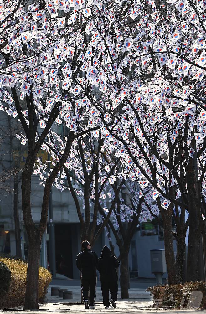 3.1절을 이틀 앞둔 27일 오후 서울 용산구 효창공원에 태극기 거리가 조성돼 있다. 2025.2.27/뉴스1 ⓒ News1 김도우 기자