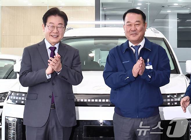 이재명 더불어민주당 대표가 20일 오전 충남 아산시 현대자동차 아산공장을 방문, 이동석 현대차 사장과 기념촬영을 하고 있다. 2025.2.20/뉴스1 ⓒ News1 김민지 기자