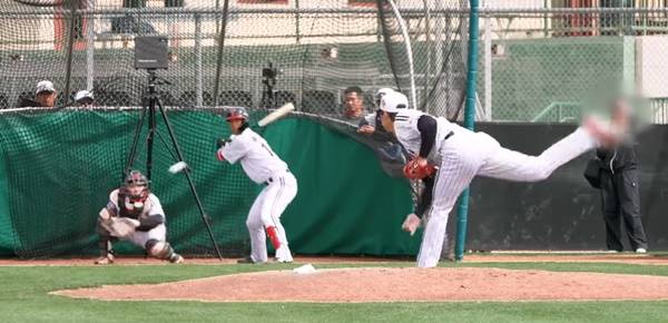 커브를 던지는 우강훈. ⓒ유튜브 채널 LGTWINSTV