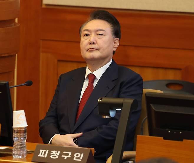 윤석열 대통령이 13일 서울 종로구 헌법재판소에서 열린 탄핵심판 8차 변론에 출석하고 있다./사진공동취재단