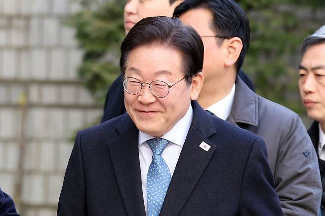 이재명 더불어민주당 대표가 26일 오후 서울 서초구 고등법원에서 열린 공직선거법위반 결심 공판에 출석하고 있다. /뉴스1