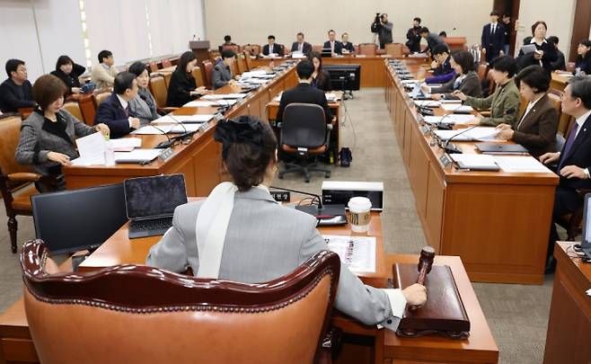 27일 국회에서 열린 보건복지위원회 법안심사제1소위원회에서 강선우 소위원장이 의사봉을 두드리고 있다. 연합뉴스 제공.