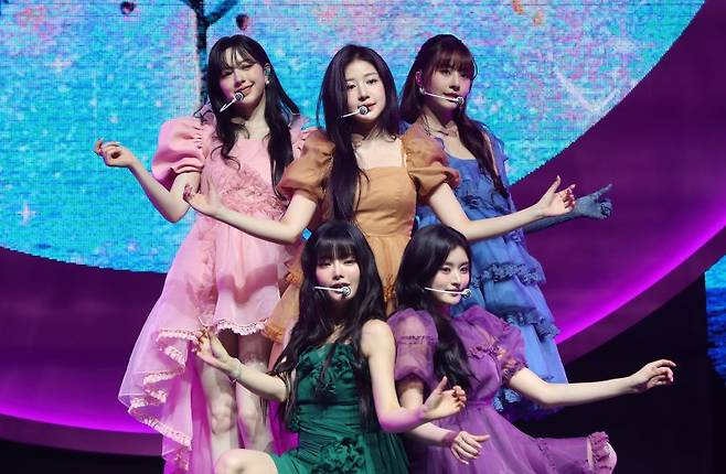 그룹 피프티 피프티가 20일 오후 서울 광진구 광장동 예스24라이브홀에서 열린 피프티 피프티(FIFTY FIFTY) 두 번째 미니 앨범 '러브 튠(Love Tune)' 발매 기념 쇼케이스에서 무대를 선보이고 있다. 뉴시스