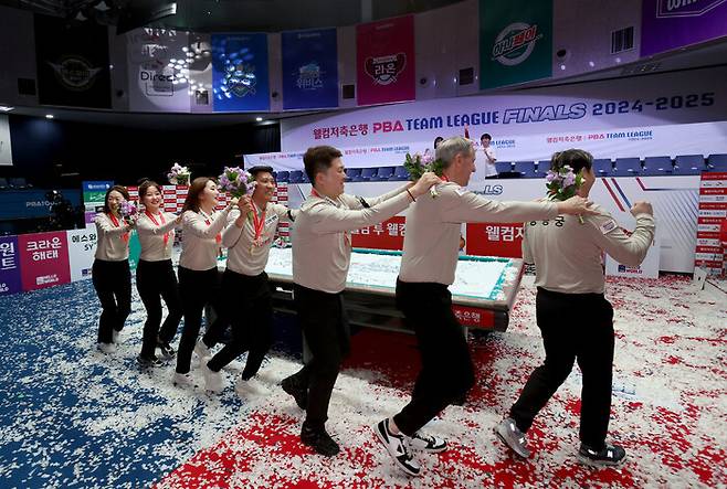 SK렌터카 선수들이 27일 팀리그 파이널에서 우승한 뒤 테이블을 돌며 기쁨을 만끽하고 있다. PBA 제공