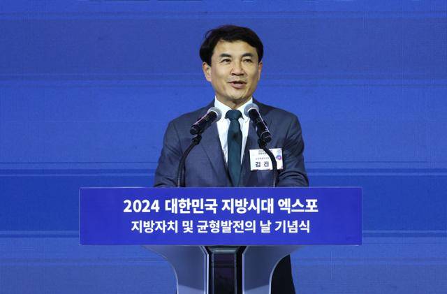 김진태 강원지사가 지난해 11월 6일 강원 춘천 송암스포츠타운에서 열린 '제2회 지방자치·균형발전의 날 기념식 및 2024 대한민국 지방시대 엑스포'에서 환영사를 하고 있다. 춘천=왕태석 선임기자