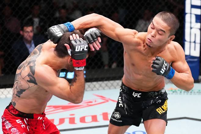 아수 알마바예프(오른쪽). 사진=UFC