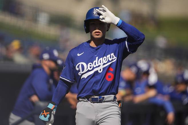 <yonhap photo-2556=""> Los Angeles Dodgers' Hyeseong Kim prepares to bat during the second inning of a spring training baseball game against the Milwaukee Brewers, Wednesday, Feb. 26, 2025, in Phoenix. (AP Photo/Ashley Landis)/2025-02-27 08:34:16/ <저작권자 ⓒ 1980-2025 ㈜연합뉴스. 무단 전재 재배포 금지, AI 학습 및 활용 금지></yonhap>