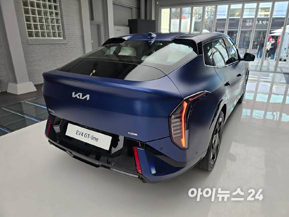 기아 'EV4 GT 라인' 후측면. [사진=김종성 기자]